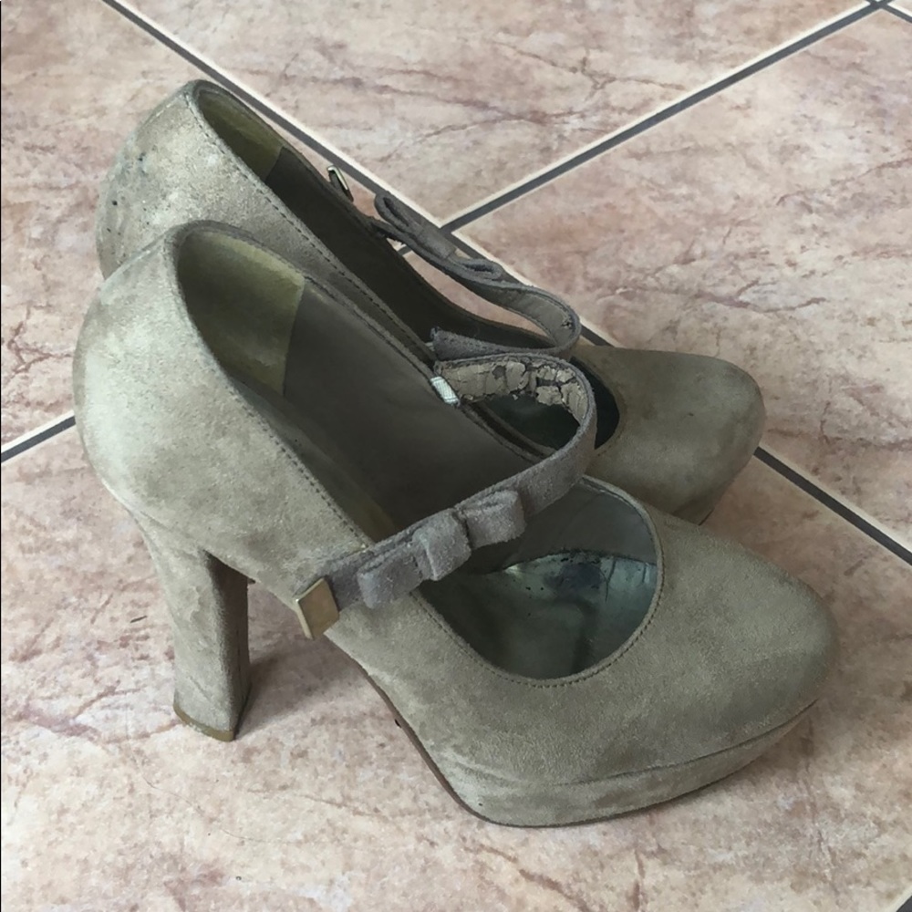 Heels - Picture 4 of 4